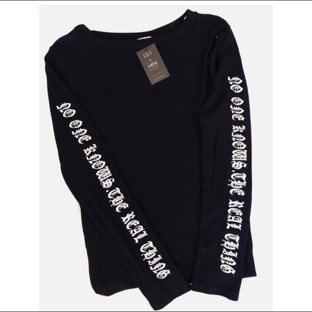 💔SOLD 💔Old English long sleeve top - Picture 3 of 3